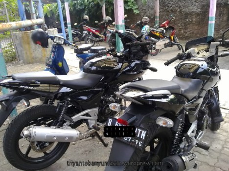 Pulsar 220 dan 180 UG 4