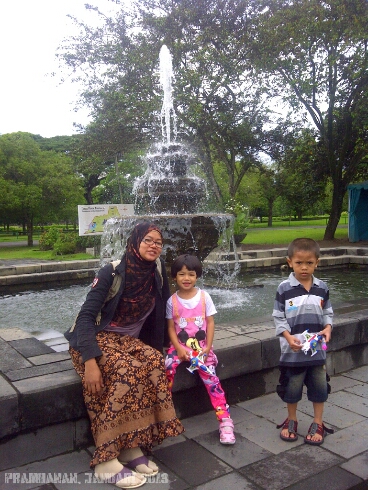 kolam air mancur di dalam Area candi Prambanan