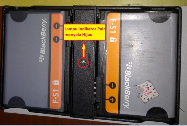 Baterai diletakan pada dekstop pairing sesuai tulisan yang tertera pada dasar kotak dekstop, led indikator menyala hijau