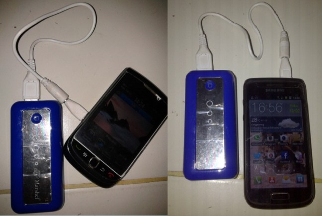 powerbank terpasang di blackberry dan samsung galaxy wonder