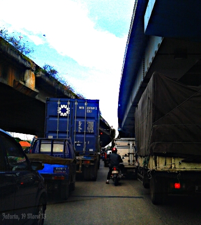 sepeda mptor mepet kontener