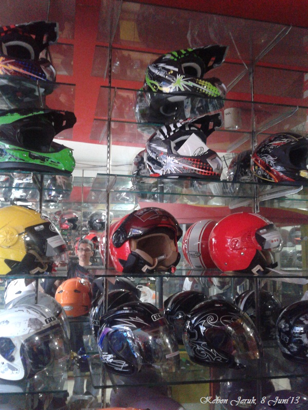 toko Helm import khusus  Snail di sentra spare part sepeda motor Kebon Jeruk jakarta barat