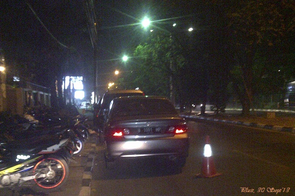 parkir badan jalan , pluit timur raya
