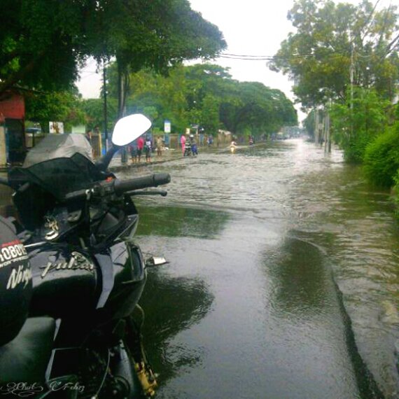 pulsar-220-terjang-banjir.jpg