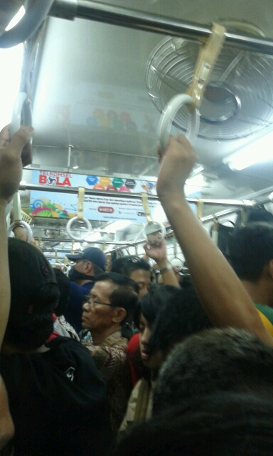 berdesakan dalam krl.jpeg