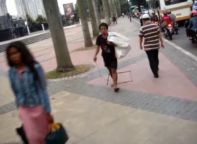 BERHADAPAN DENGAN PEJALAN KAKI