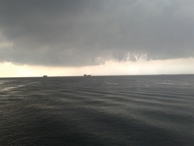 mendung di atas laut