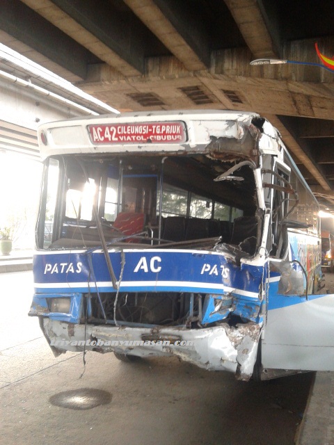 kecelakaan bus jakarta