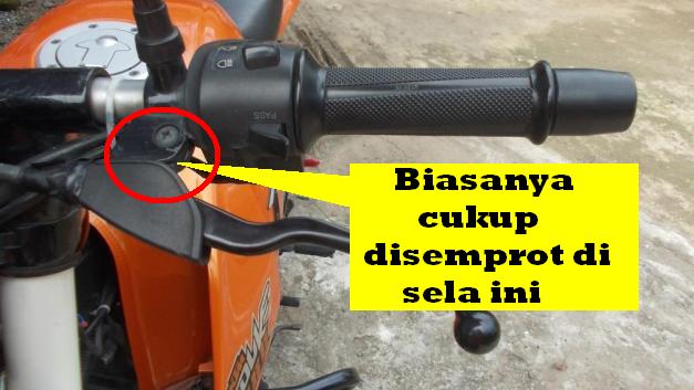 semprot disela-selanya dengan pembersih seperti WD dan semacamnya