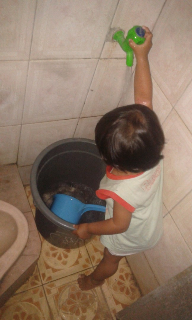 Buka keran, ga kuat muter, saya puterin dan