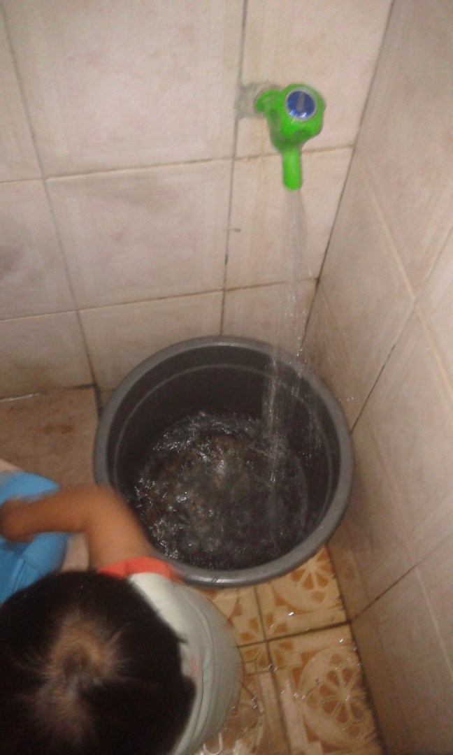 main air dulu di kamar mandi, krn ga kuat ngangkat ember isi air