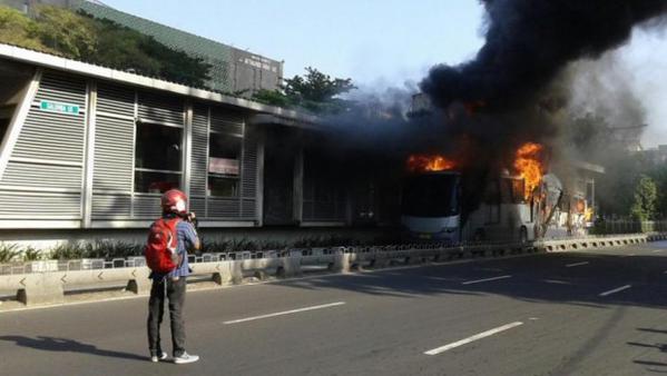 transjakarta terbakar di salemba