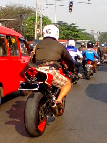 knalpot racing akrapovic buat yamaha r25