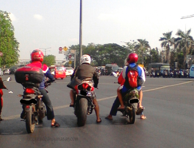 selalu di depan (garis putih) 