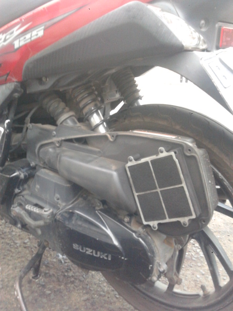 box paling luar terbuka nampak busa filter hitam pekat