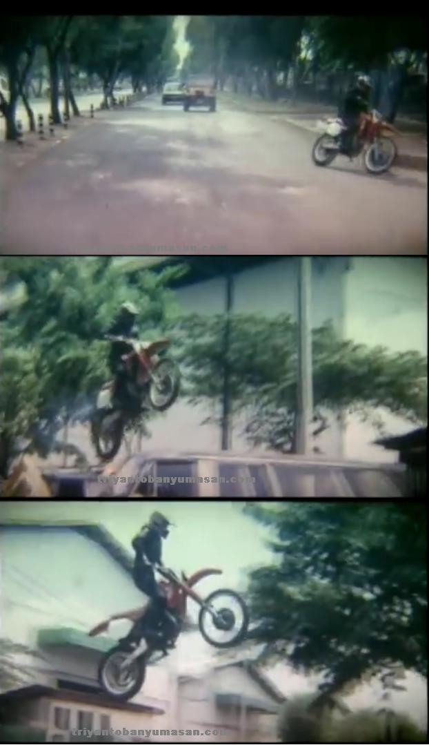aksi sepeda motor trail bike dalam film jadul Badai Jalan
