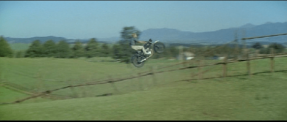 Aksi sepeda motor klasik Lompat pagar kawat