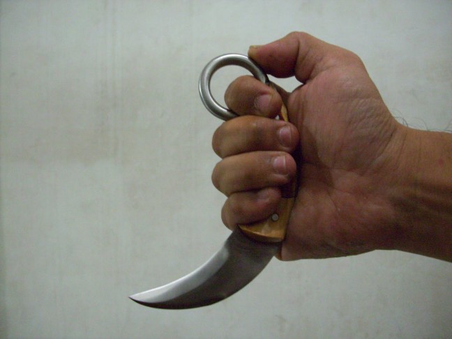 cara-menggunakan-kerambit