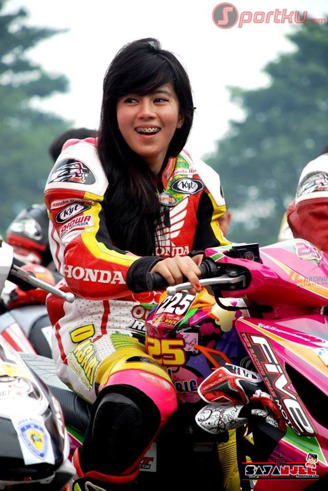 pembalap-cewk-cantik-drag-race-indri-barbie