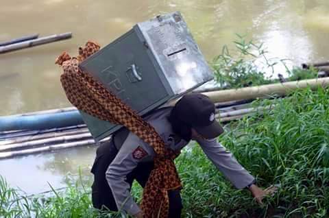 polwan-kawal-kotak-suara-di-pedalaman-dibully