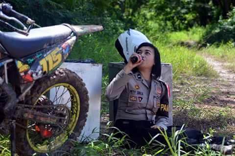 polwan-kawal-kotak-suara-di-pedalaman-istirahat