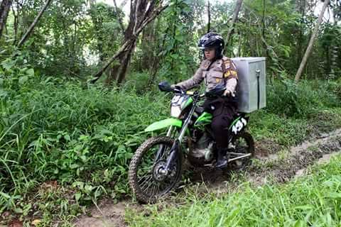 polwan-kawal-kotak-suara-di-pedalaman-naik-motor