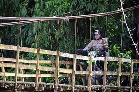 polwan-kawal-kotak-suara-di-pedalaman-naik-tril-enduro