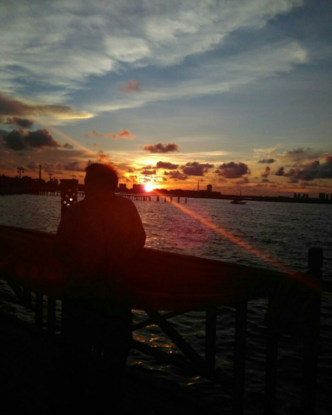 senja-dermaga-diner-putri-duyung-ancol-wedding-couple .jpg image