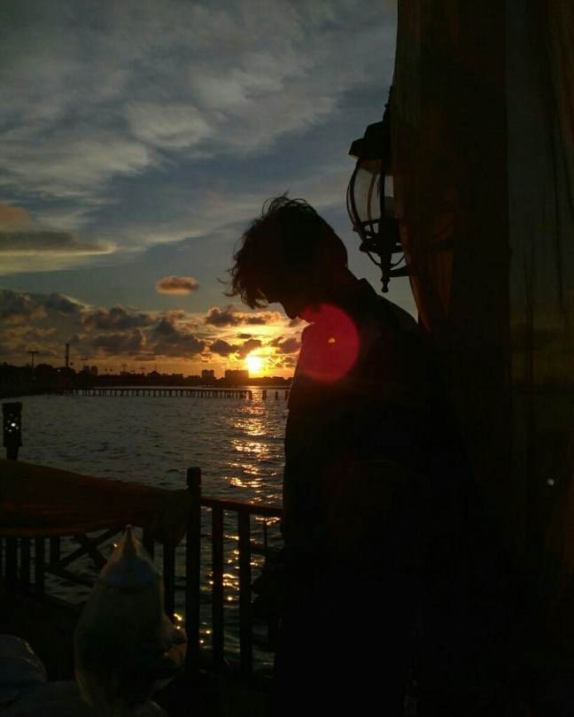 senja-dermaga-putri-duyung-ancol-wedding-couple.jpg image