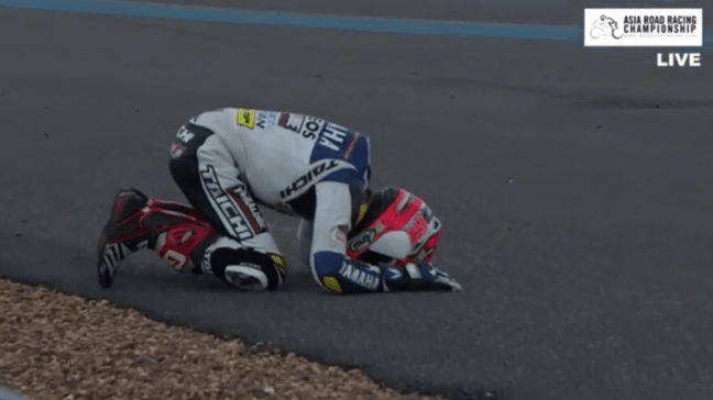 Wahyu-aji-sujud-syukur-juara-1-balap-bebek-ub150-buriram-race2