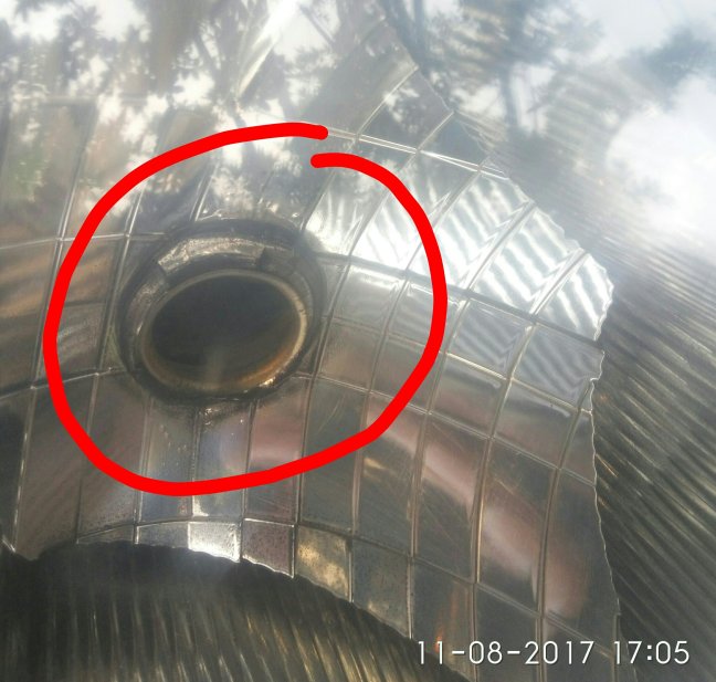 Reflektor sekitar fitting bohlam meleleh, membuat bohlam miring