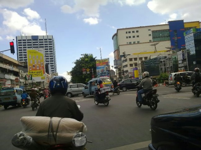 Melamun-menerobos-lampu-merah